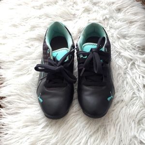 Black PUMA tennis shoes